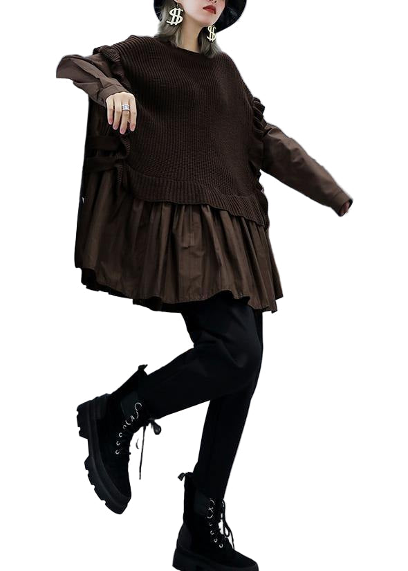 Chokladbrun stickad sweatshirt för kvinnor med hög hals. Perfekt höstmode och bekvämt vardagsplagg.