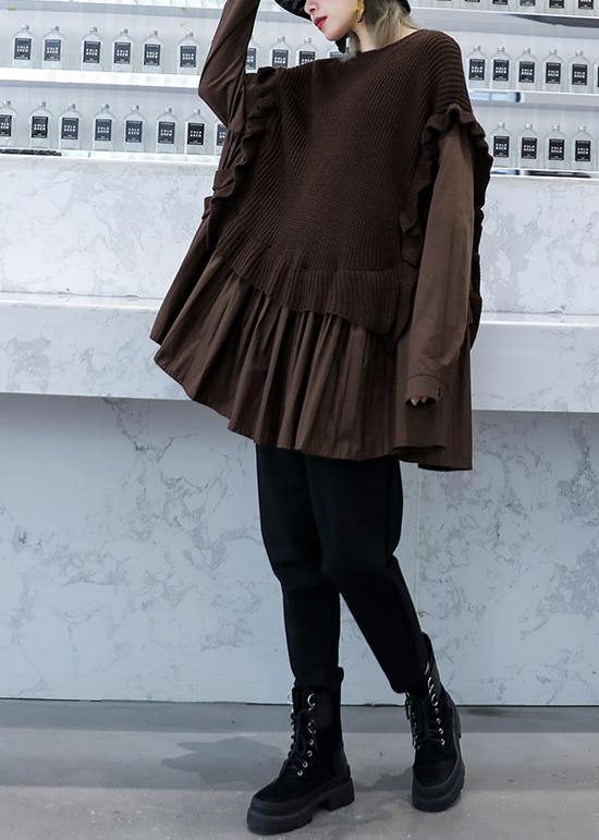 Detaljbild av chokladbrun stickad damtröja med hög hals. Ett måste för bekvämt och trendigt höstmode.