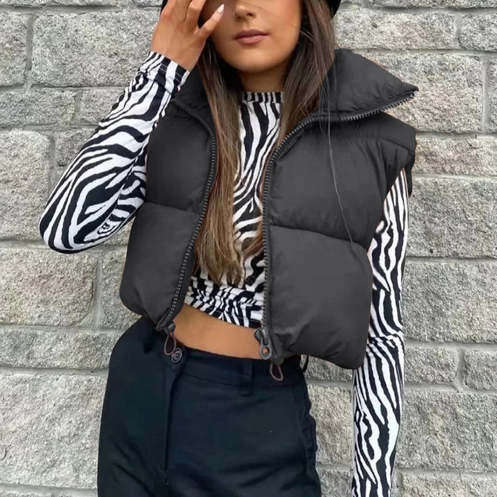 Pufferväst för kvinnor, croppad modell, ärmlös och varm för en modern look.