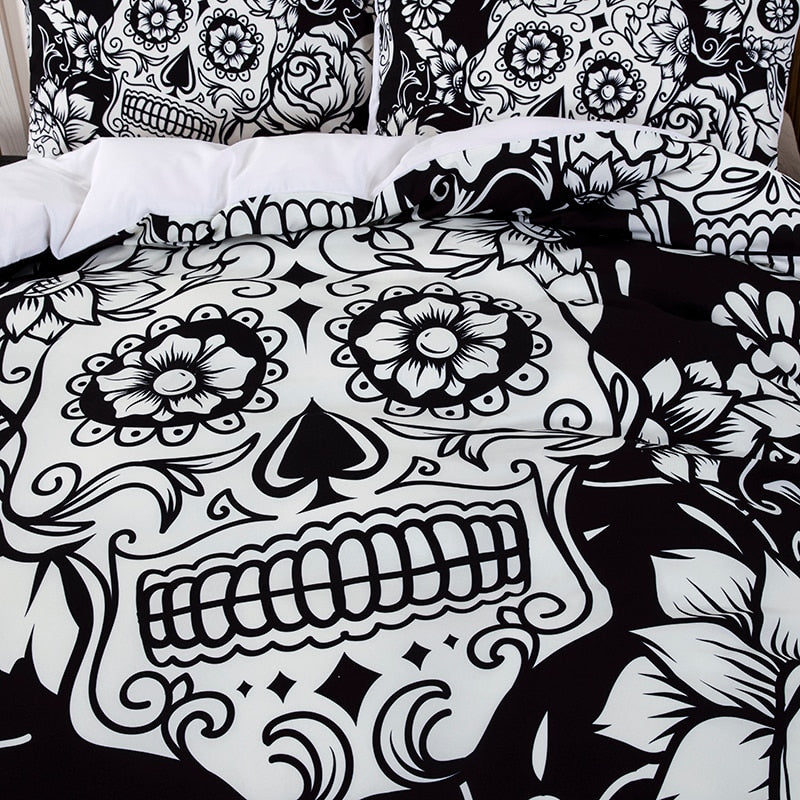 Detaljbild av döskallemönstret på det moderna påslakansetet i polyester. Unik och snygg design.