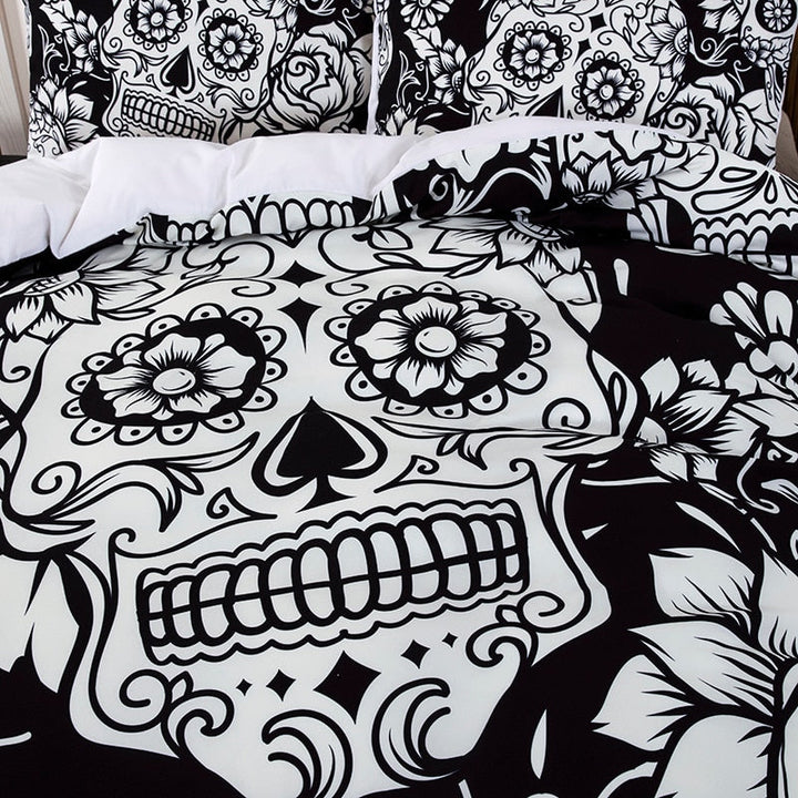 Detaljbild av döskallemönstret på det moderna påslakansetet i polyester. Unik och snygg design.