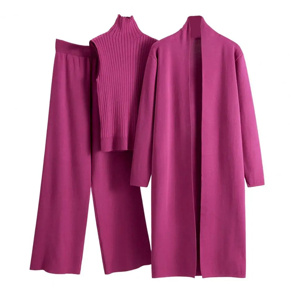 Kvinna i stilrent 3-delat stickat set. Varm kofta, polotröja & vida byxor för en elegant look.