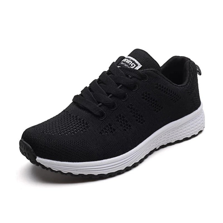 Dam andningsaktiva fritidssneakers i ljus färg med snörning, perfekt för vardagsbruk och sommar.