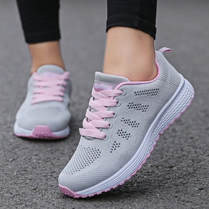 Sidovy av dam andningsaktiva fritidssneakers med tjock sula, erbjuder komfort och stil.