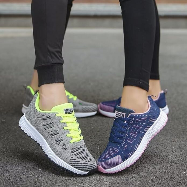 Detaljbild av sulan på andningsaktiva damsneakers, fokus på greppmönster och flexibilitet.