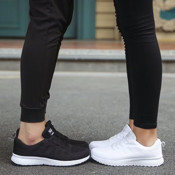 Närbild på andningsaktiva mesh-materialet i dam fritidssneakers, för maximal luftcirkulation.