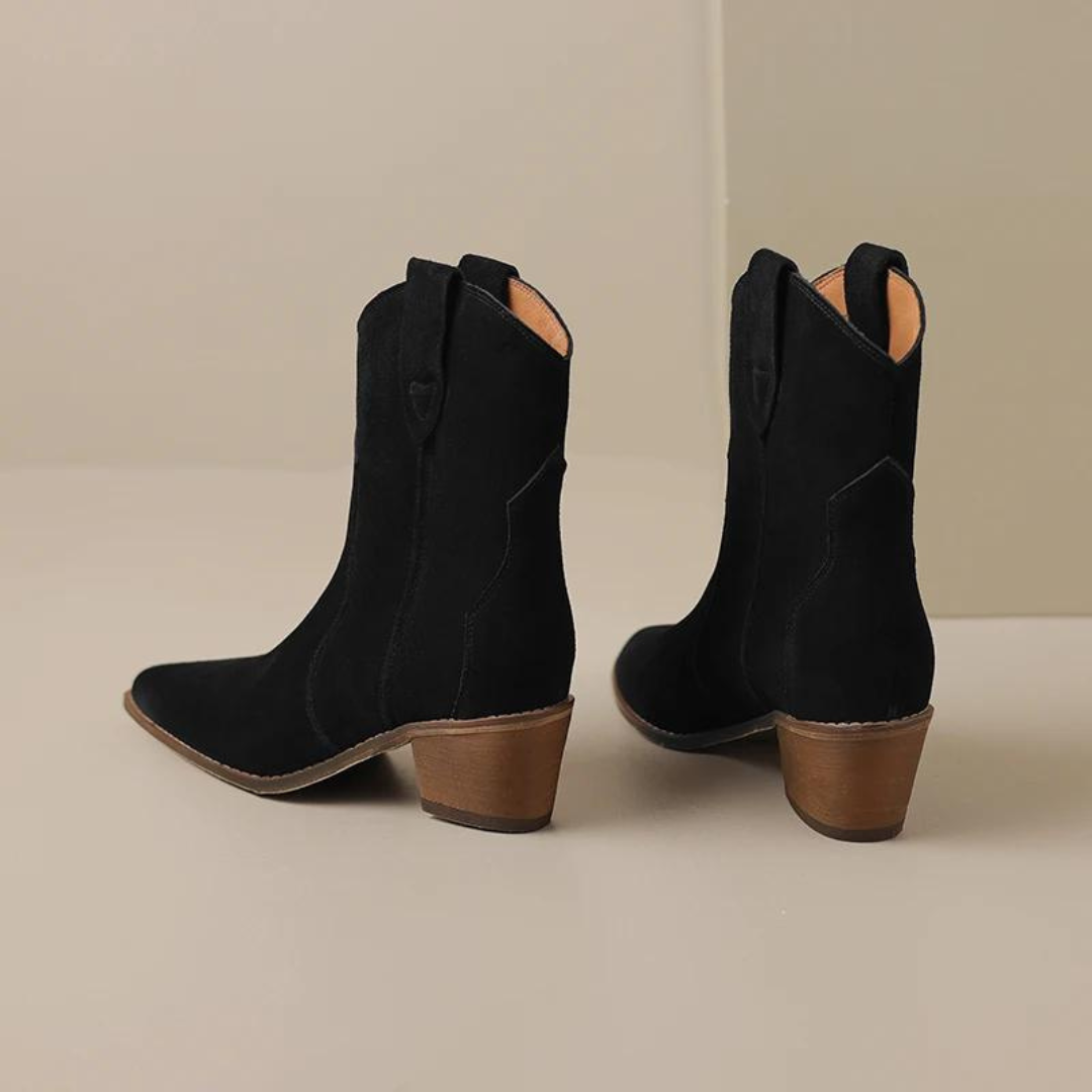 Slip-on ankelstövlar dam. Elegant design med spetsig tå och kilklack för en bekväm passform.