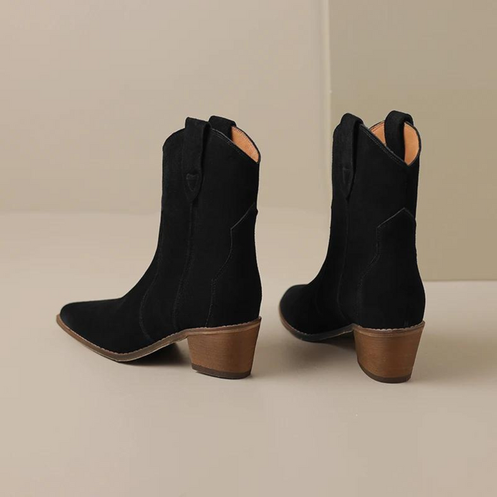 Slip-on ankelstövlar dam. Elegant design med spetsig tå och kilklack för en bekväm passform.