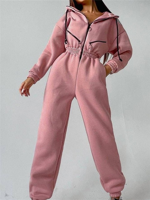 Ledig damjumpsuit med huva och avslappnad passform. Perfekt som bekväma vardagskläder för en trendig look.