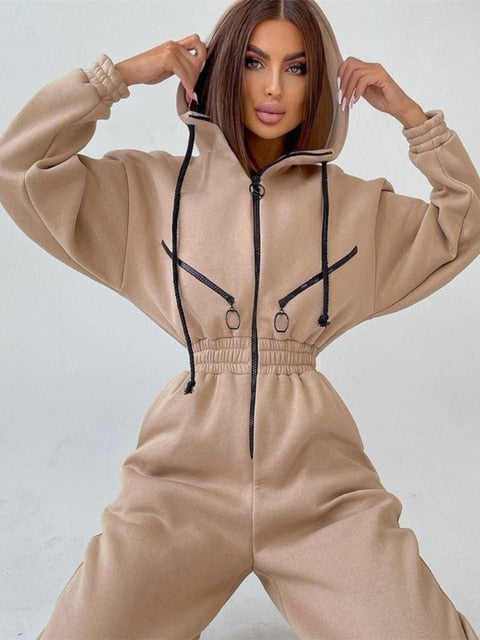 Bekväm damjumpsuit med dragkedja, huva och praktiska fickor. Enkel och smidig för en avslappnad stil.