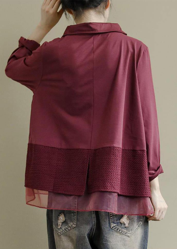 Trendig dam patchwork skjorta i baggy modell. Avslappnad passform för kvinnors mode, idealisk för vår och sommar.