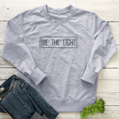 Mjuk och bekväm "Be the Light" sweatshirt för dam. Långärmad bomull/polyester tröja, idealisk present.