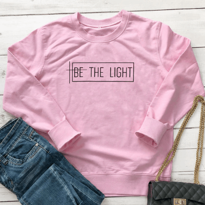 Trendig dam "Be the Light" tröja, ett inspirerande vardagsplagg. Bekväm sweatshirt i bomull/polyester.