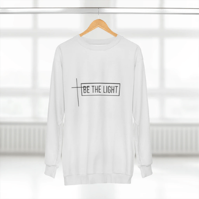 Vardagsplagg: "Be the Light" damtröja, en bekväm sweatshirt i bomull/polyester. Inspirerande mode för dam.