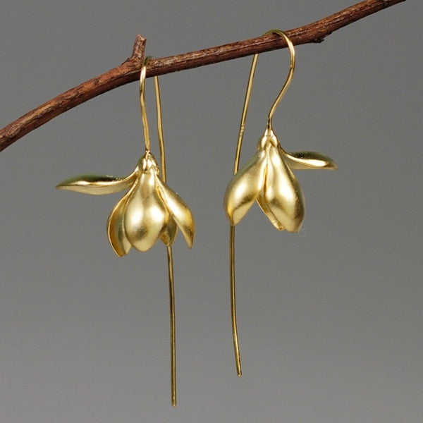 Modeinspirerade hängande guldpläterade blomörhängen för kvinnor, allergivänliga och eleganta festaccessoarer.