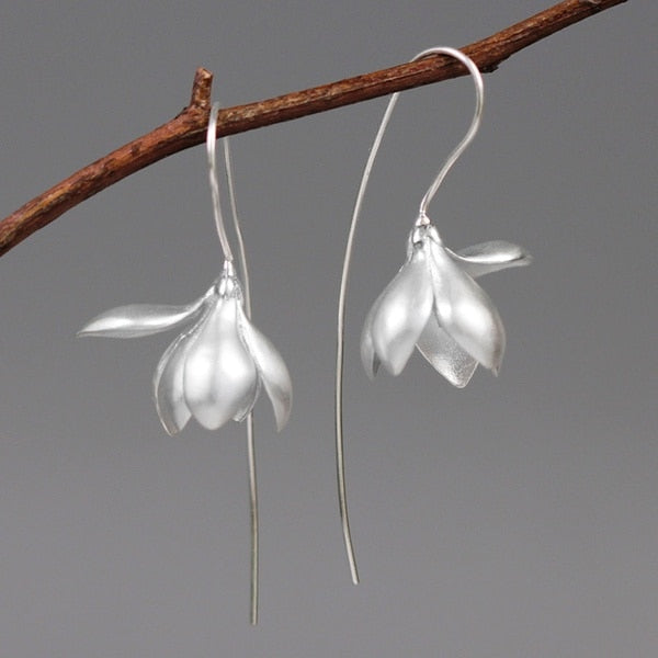 Närbild av blomsterörhängen med detaljerad design, smycken för kvinnor perfekta för speciella tillfällen.