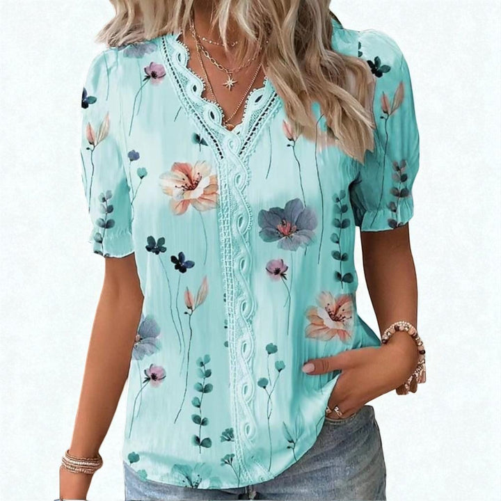 Modern dam blus med stilrent blommigt tryck, tillverkad i mjuk och lätt bomull för en feminin stil.