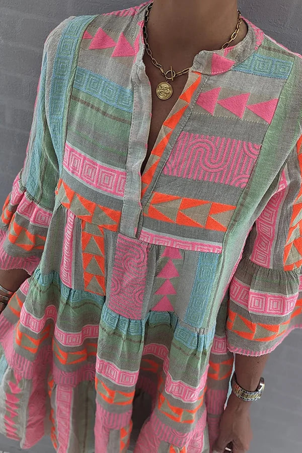 Lätt och flödande dam tunikaklänning i bohemian design. En bekväm A-linje miniklänning för sommarbruk.