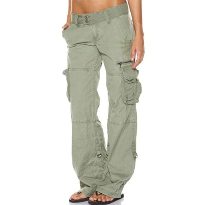 Närbild av dam cargobyxor med raka ben som visar detaljerade fickor och slitstarkt tyg, casual stil.