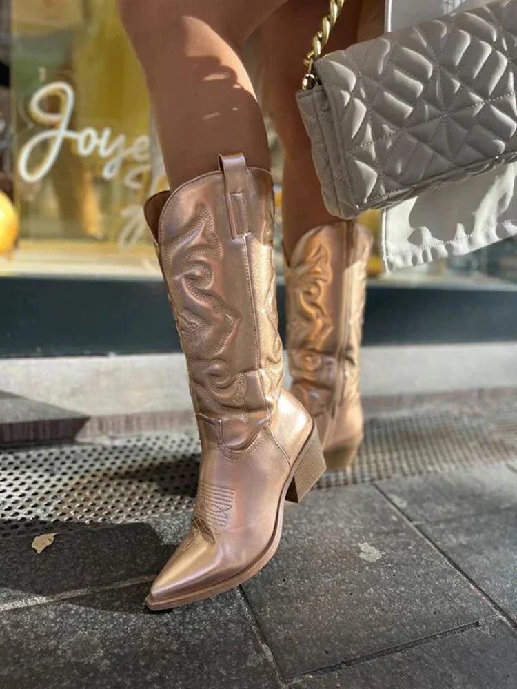 Metalliska dam cowboystövlar som festskor eller vardagsskor. Glansiga stövlar med elegant västerländsk stil.
