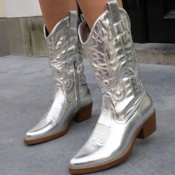 Fashion-forward dam cowboystövlar med unik metallisk finish. Glansiga, eleganta och trendiga stövlar för kvinnor.