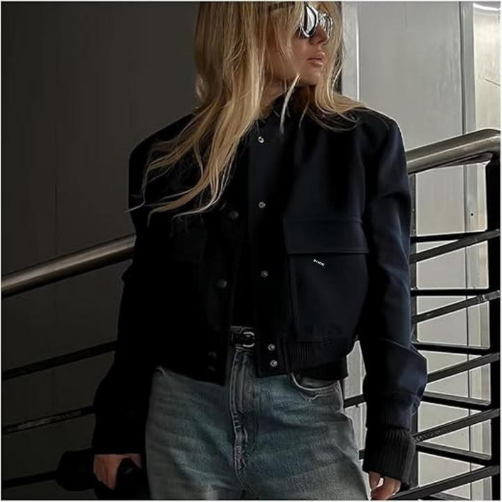 Casual damjacka, croppad bombermodell i trendig design, ett måste för din vintergarderob.