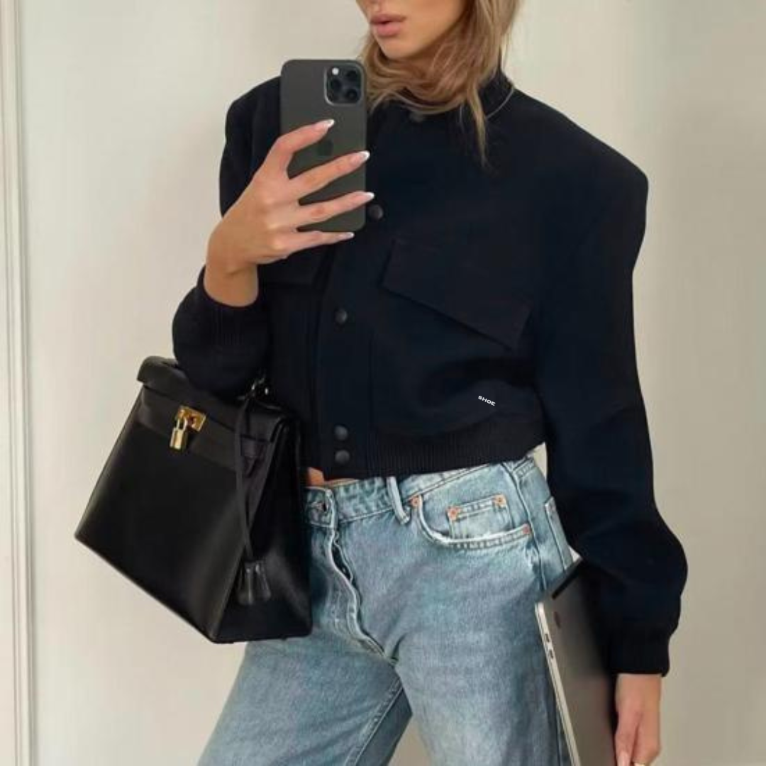 Modern dam bomberjacka, kort och varm vinterjacka. Perfekt ytterplagg för streetwear stilen.
