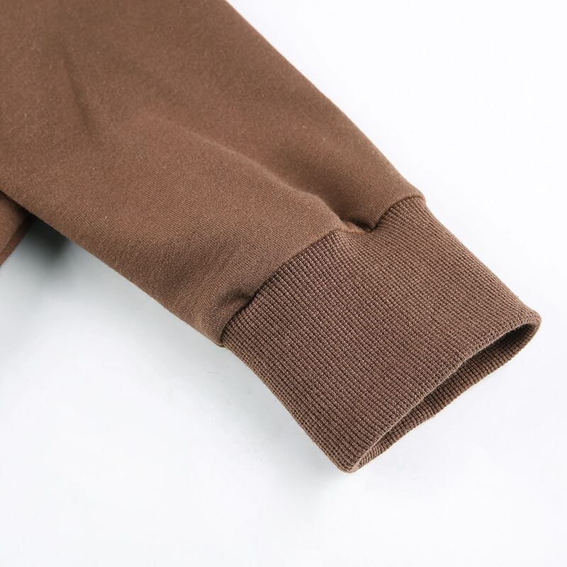 Slim fit croppad huvtröja för dam, brun med dragkedja, visar den korta modellen.
