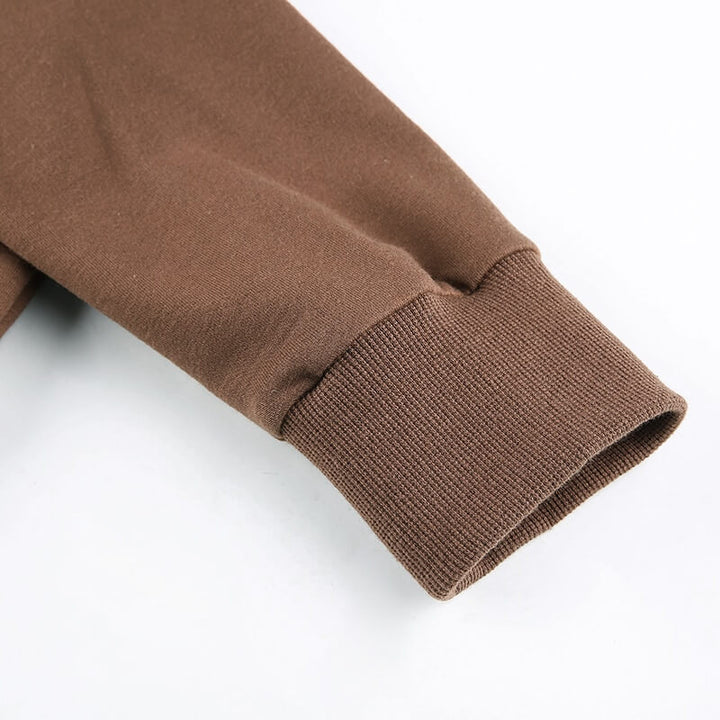 Slim fit croppad huvtröja för dam, brun med dragkedja, visar den korta modellen.