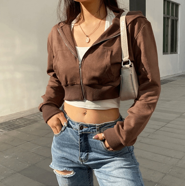 Brun stretchig croppad huvtröja med dragkedja, bekväm slim fit för fritid.
