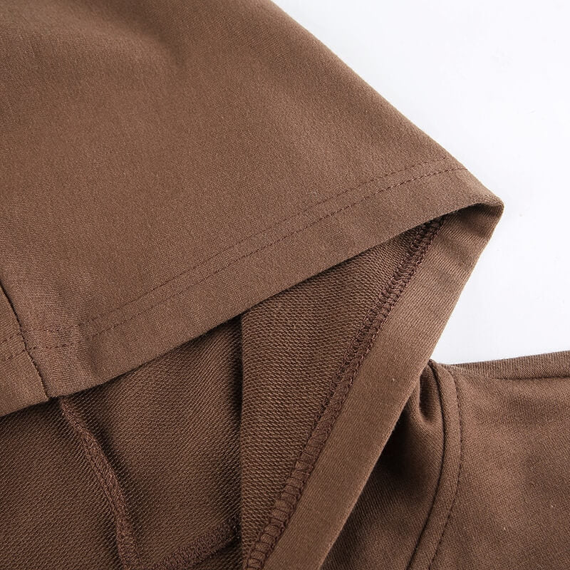 Detaljbild: Dragkedja på rosa croppad huvtröja, slim fit dammodell. Stretchig passform.