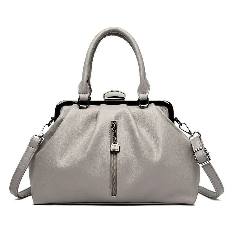 Damaccessoar: Stilren crossbody väska i PU-läder. Rymlig, justerbar axelrem, elegant design.