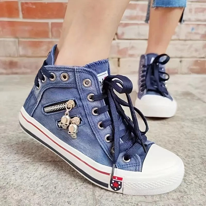 Stilrena damskor: denim high top sneakers med snygga vita snören, bekväma fritidsskor