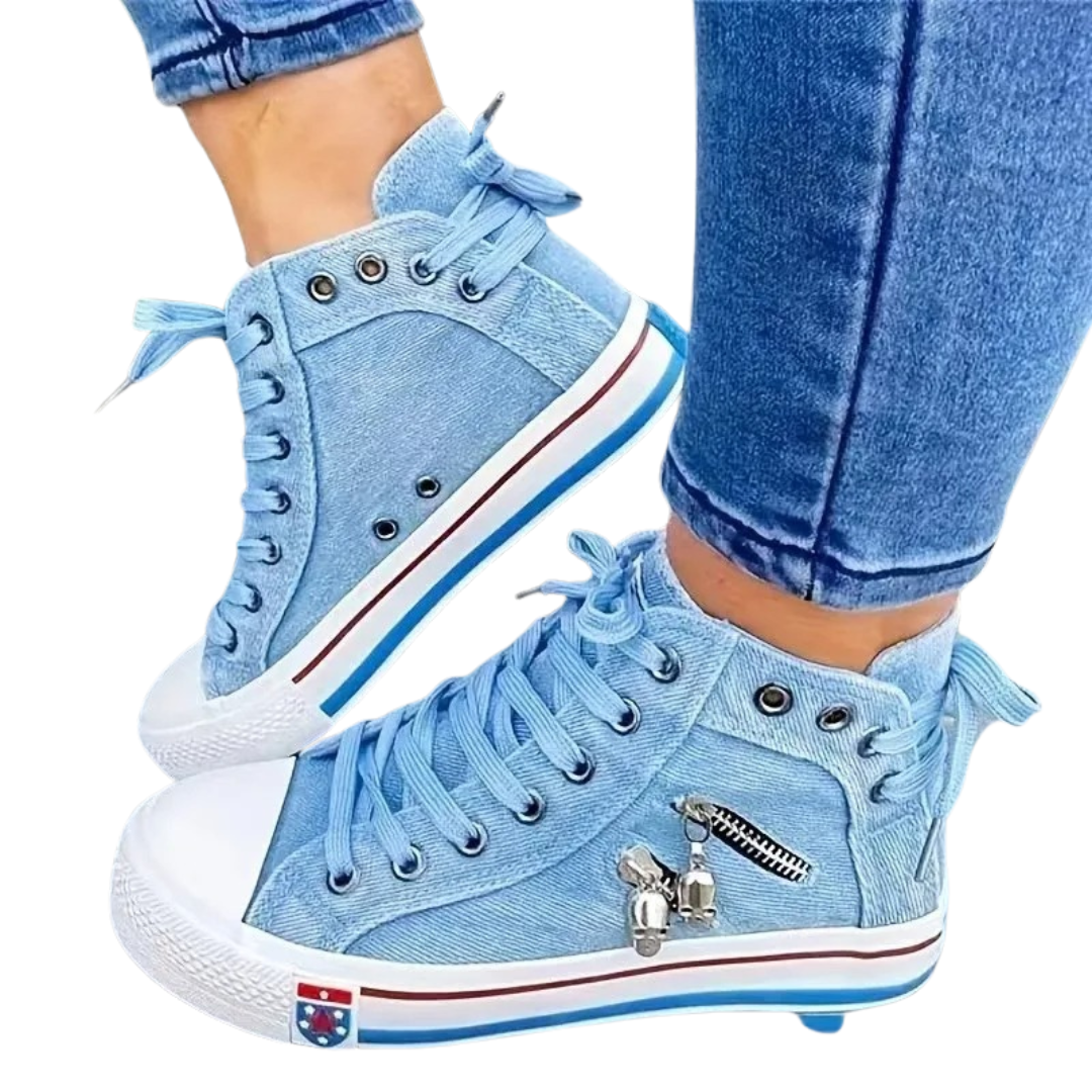 Närbild av denim high top sneakers för kvinnor, detaljer av stygn och vita skosnören