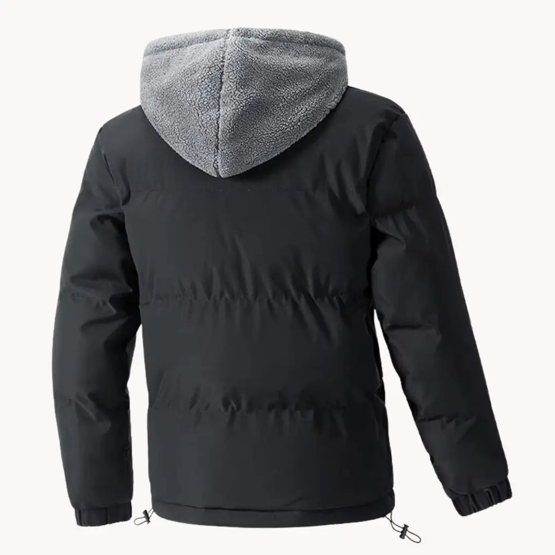 Sportig dam fleecejacka med huva. Funktionell friluftsjacka i syntetfiber för aktiva kvinnor.