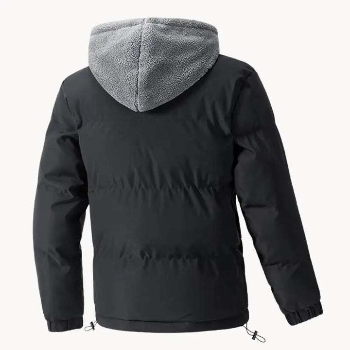 Sportig dam fleecejacka med huva. Funktionell friluftsjacka i syntetfiber för aktiva kvinnor.