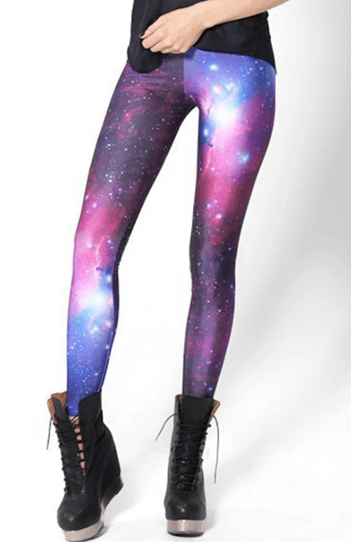 Damleggings med 3D-galaxmönster i stretchigt material, bekväma för rörelse och sport.