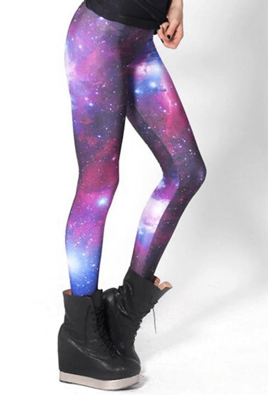 Närbild på det färggranna, 3D-utskrivna galaxmönstret på bekväma damleggings.