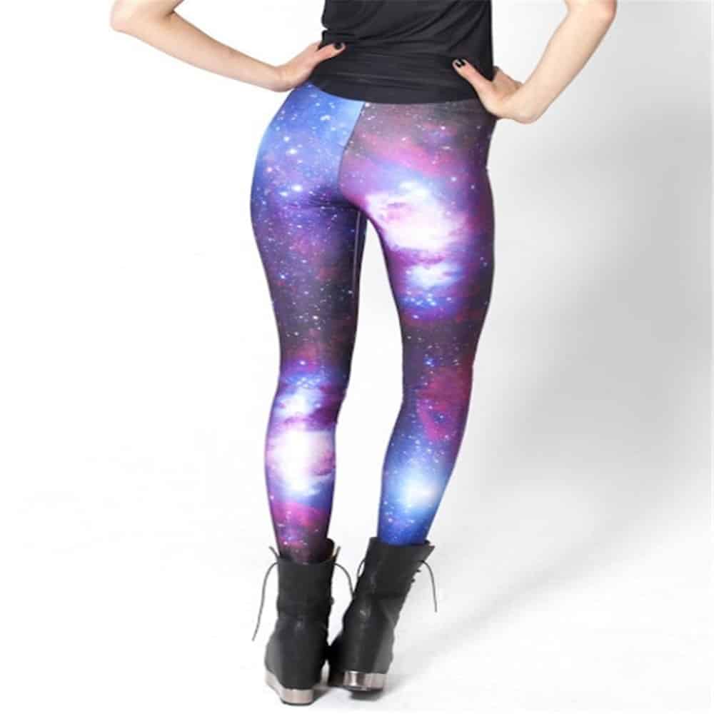 Detaljbild: Unikt 3D-utskrivet galaxmönster på högmidjade damleggings, levande färger.