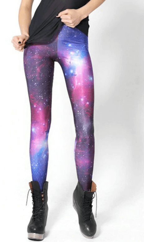 Modell bär dam galaxleggings med 3D-mönster, högmidja och stretchig passform för kvinnor.