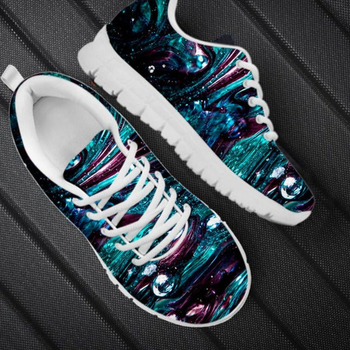 Galaxisneakers för damer med kosmiskt mönster och nebula-inspirerad design. Trendiga och bekväma.