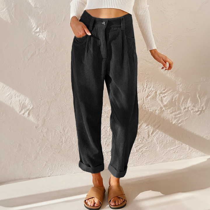 Högmidjade kordflöjelsbyxor för kvinnor i vintage-stil, bakre vy som visar fickor och skärning.