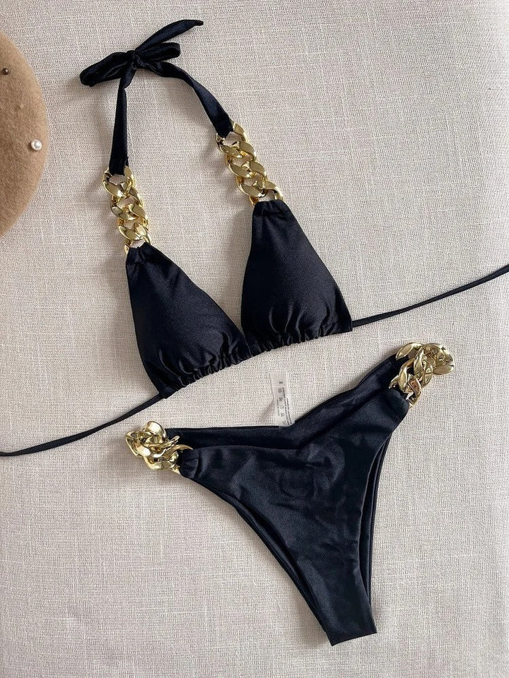 Dam halter bikiniset med elegant guldkedja och pushup, perfekt för sommar.