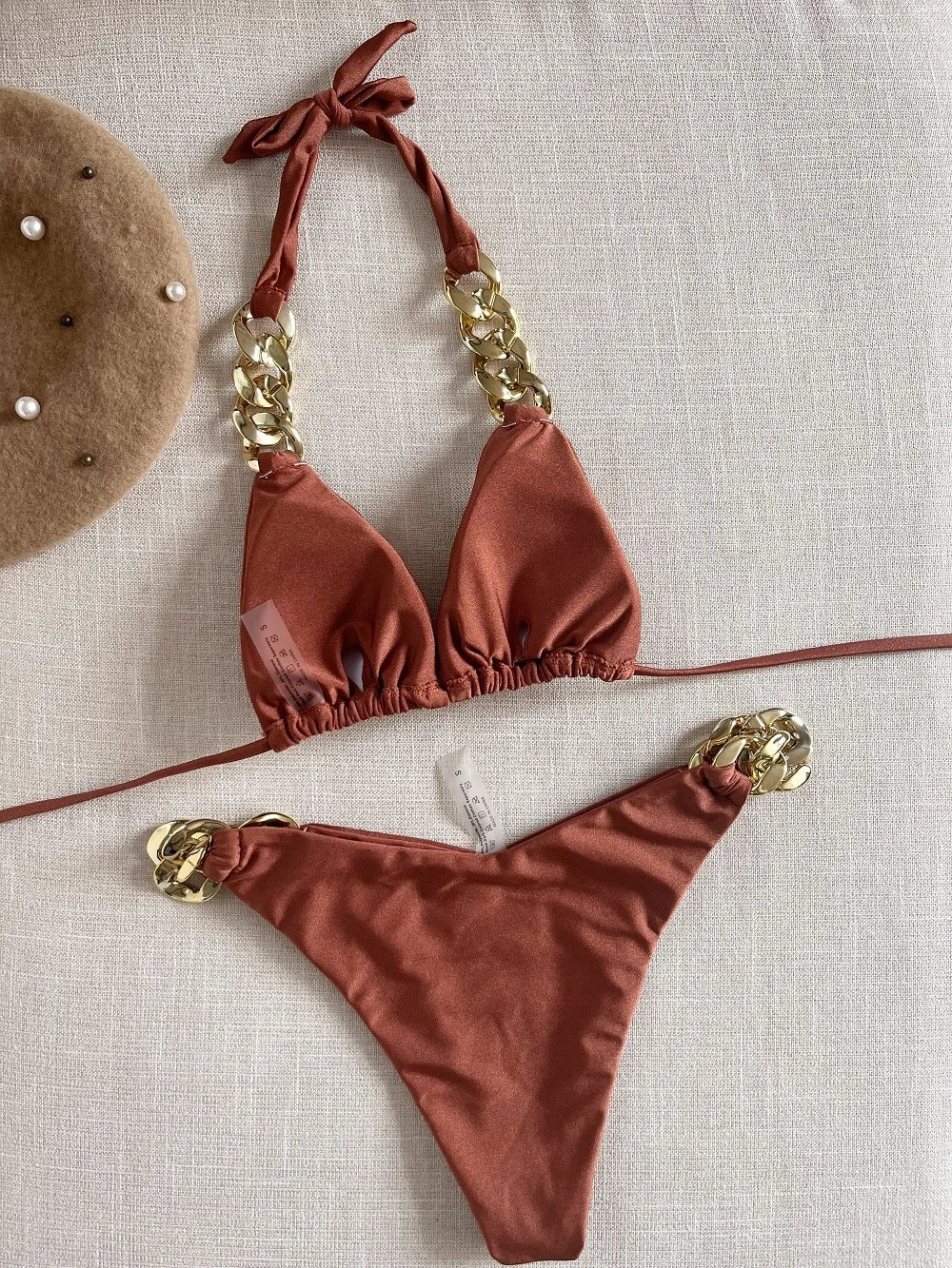 Trendig triangelbikini för dam med halterneck och snygg kedjedetalj, strandmode.
