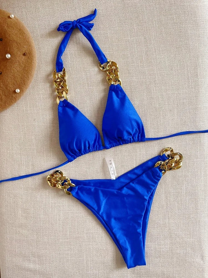 Elegant badkläder för kvinnor: halter bikiniset med guldkedja och bekväm passform.