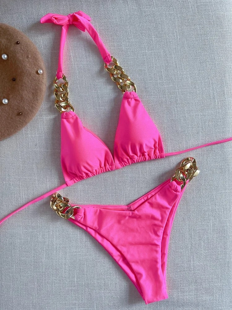 Dam badkläder: halter bikiniset med unik guldkedjedetalj, perfekt för strand och sommar.