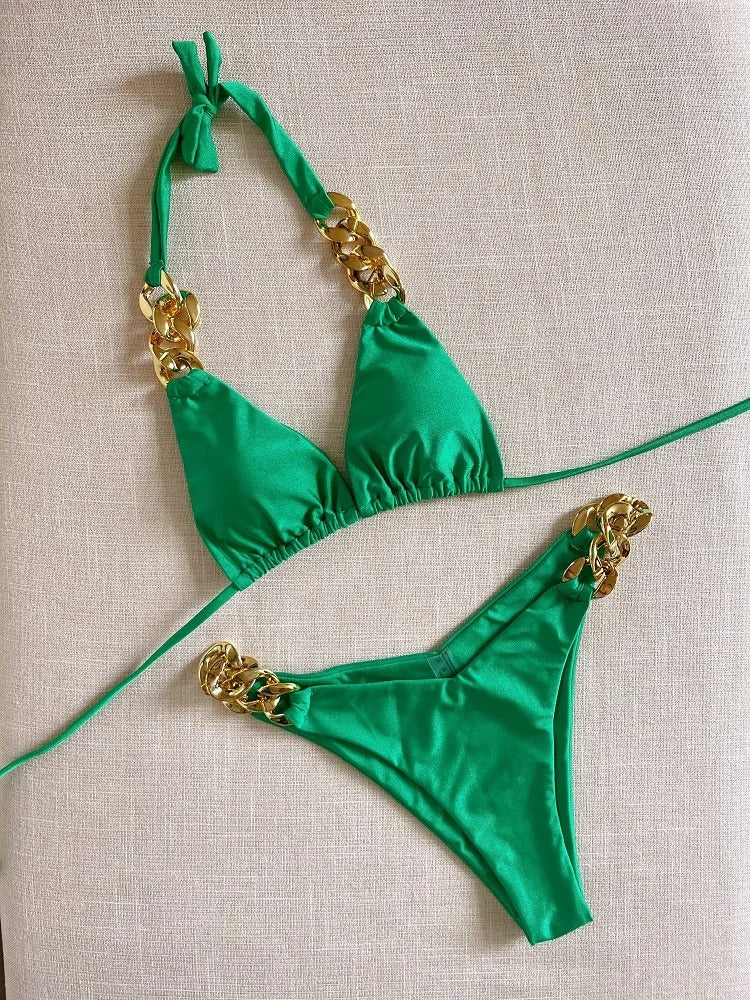 Sexig halterneck bikini med pushup-topp och dekorativa guldkedjor, idealisk för kvinnor.