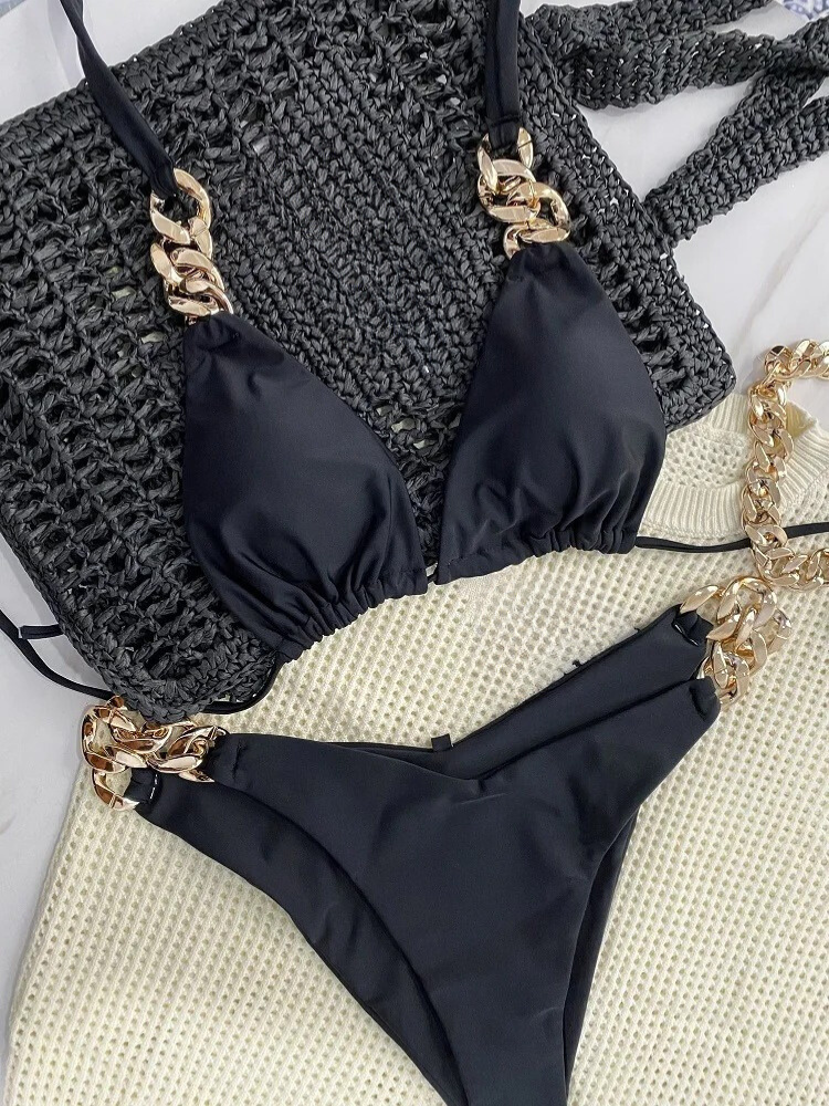 Komplett bikiniset för dam med haltertopp och matchande trosa, utsmyckad med elegant guldkedja.