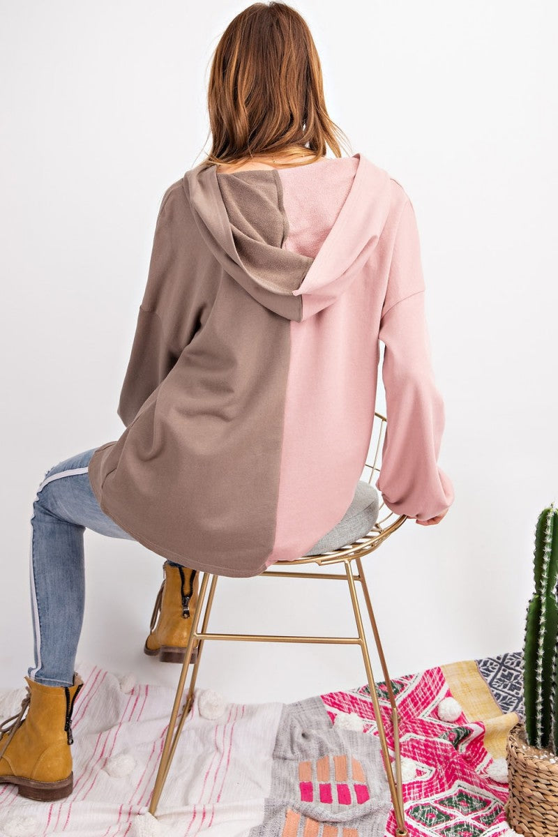 Stilren damtröja med färgblock i mocha. En mångsidig och bekväm hoodie för avslappnad vardag och kvinnors mode.