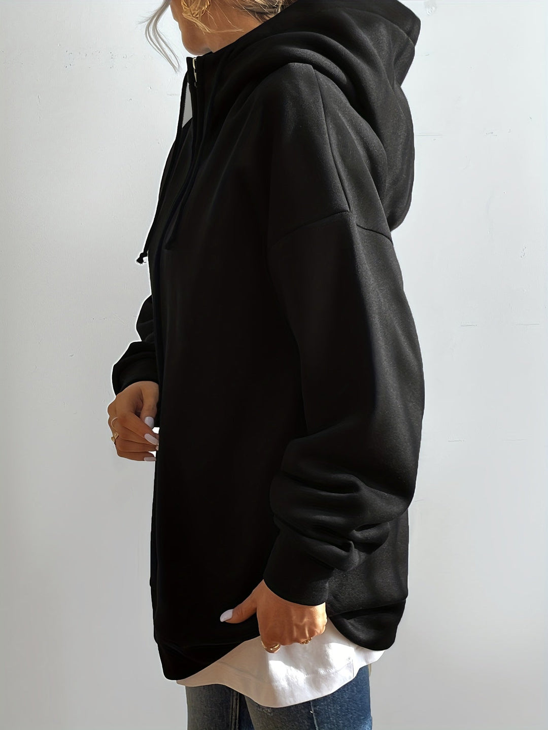 Sportig damhoodie med hel dragkedja och huva, idealisk för träning och fritid.